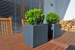 Terrasse mit Pflanzkübeln am Haus Lorbert